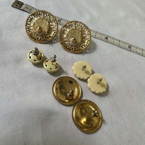 Four pair of beige and gold vibe earrings - Picture 2 of 6